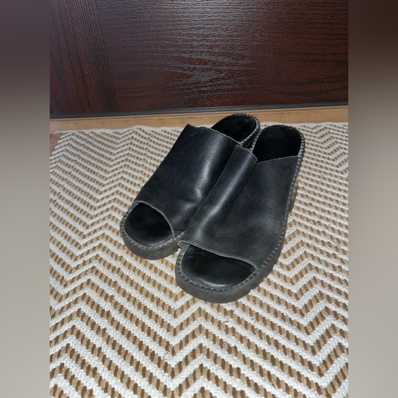 MIA sz 7.5 black lug sole sandals in great condition - Picture 2 of 4